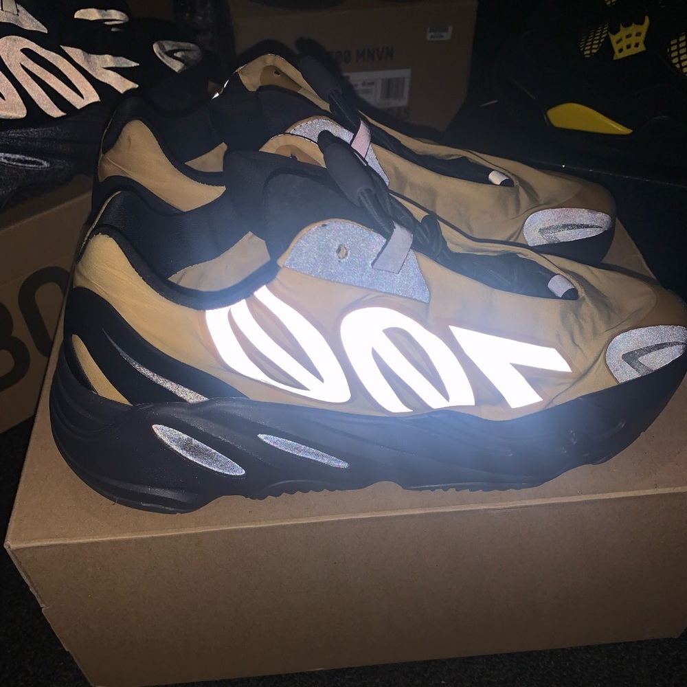 Yeezy Boost 700 MNVN 'Bright.          8.5 MEN US
Cyan'